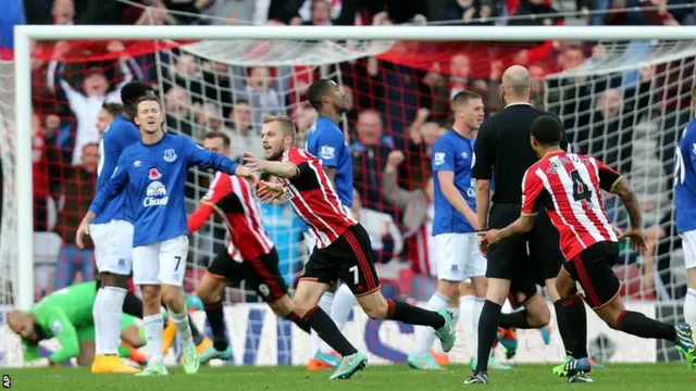 Seb Larsson scores for Sunderland against Everton