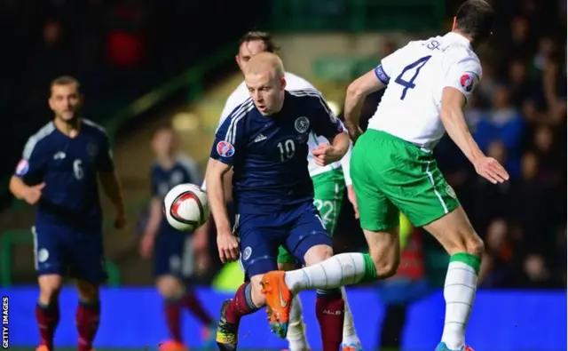 Steven Naismith runs with the ball