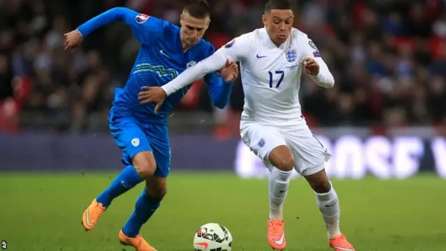 Alex Oxlade-Chamberlain runs with the ball