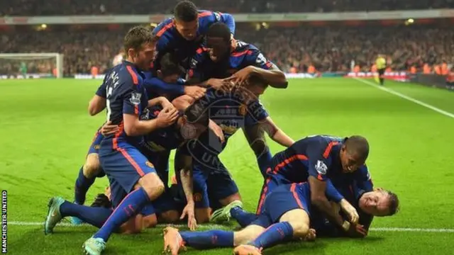 Manchester United players celebrate Rooney's goal