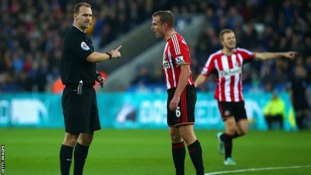 Lee Cattermole speaking to the referee