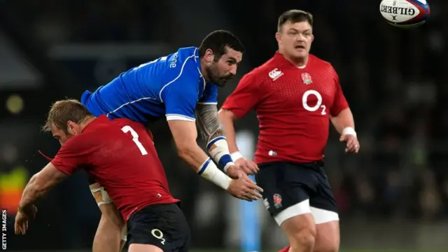 Chris Robshaw tackles