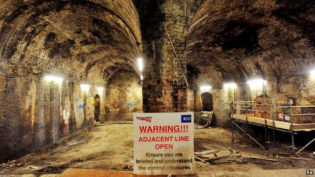 Arches under London Bridge