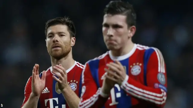 Bayern"s players applaud at full-time