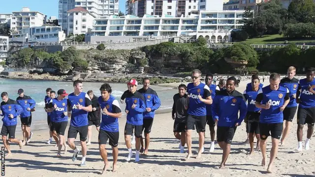 Manchester United train on Bondi Beach