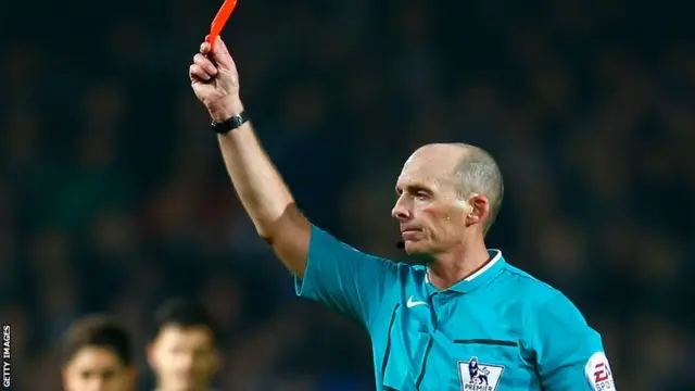 Mike Dean sends off Sissoko