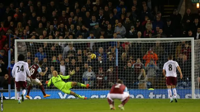 Danny Ings scores