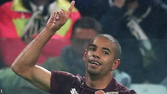 Bruno Peres celebrates