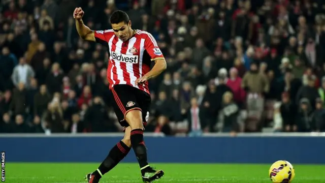 Sunderland midfielder Jack Rodwell takes a shot