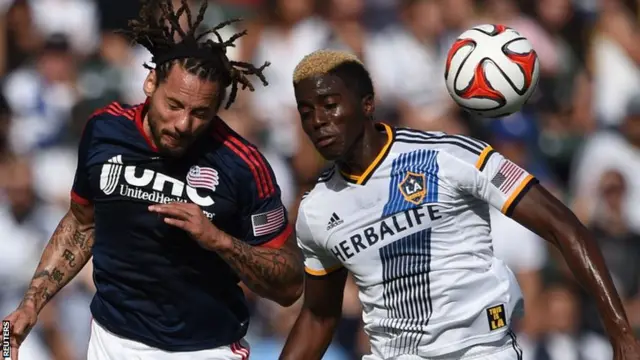 New England Revolution midfielder Jermaine Jones (left) and Los Angeles Galaxy forward Gyasi Zardes