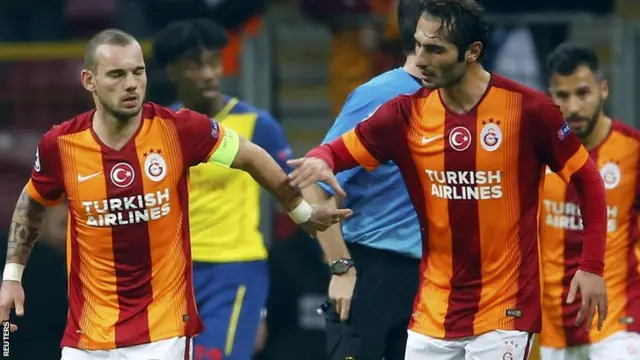 Wesley Sneijder scores