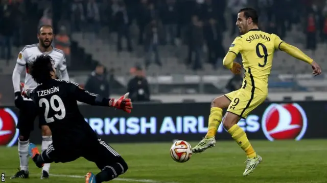 Roberto Soldado shoots towards goal