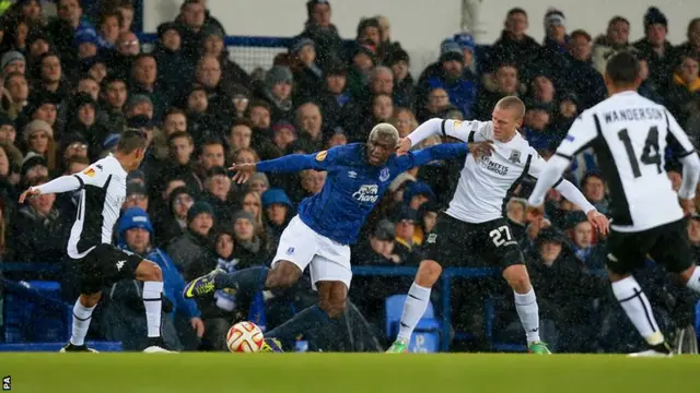 Arouna Kone has a chance for Everton