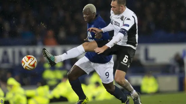 Arouna Kone has an effort on goal