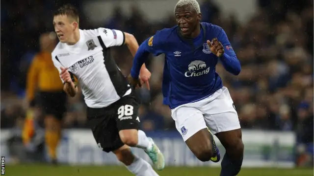 Arouna Kone goes on the attack for Everton