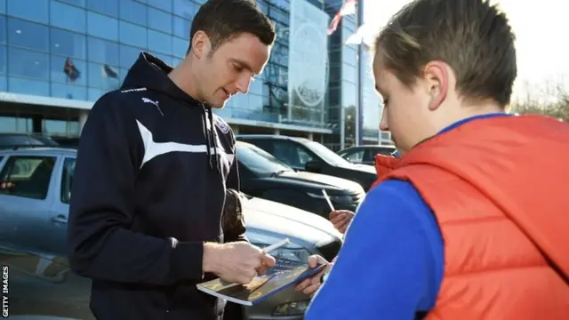 Andy King signs autographs