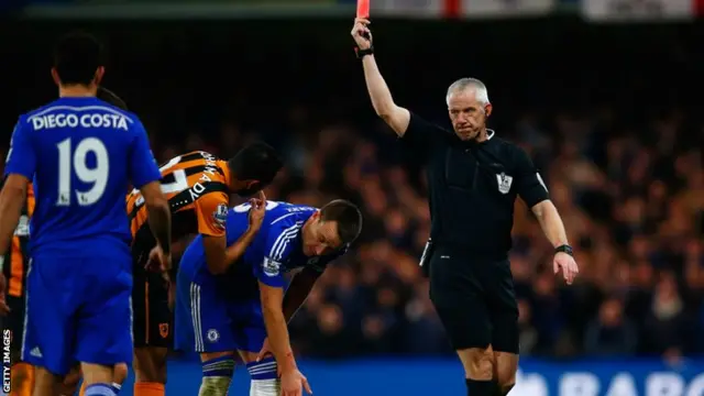 Tom Huddlestone is sent off for Hull against Chelsea