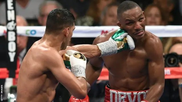 Amir Khan and Devon Alexander in round six