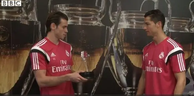 Bale presents Ronaldo with overseas award