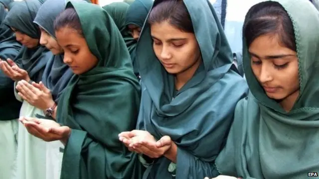 Pakistani schoolgirls in Hyderabad pray for victims in Peshawar