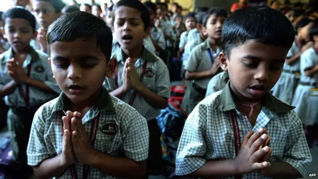 Indian schoolchildren pray for Peshawar victims