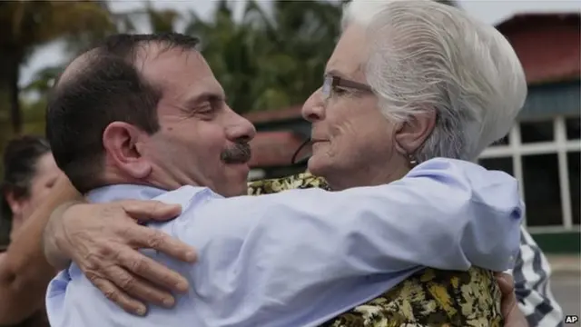 Fernando Gonzalez embraces his mother at Havana airport (28 February 2014)