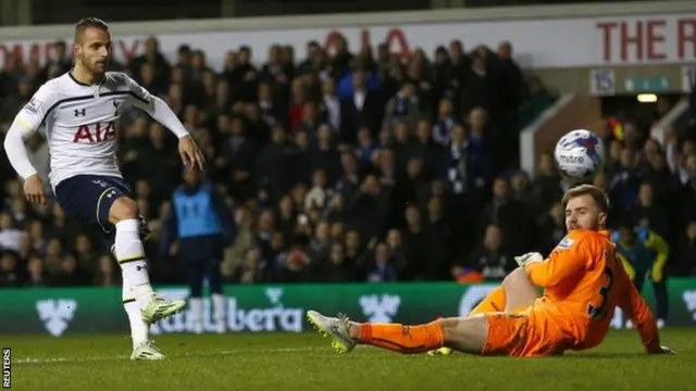 Roberto Soldado scores