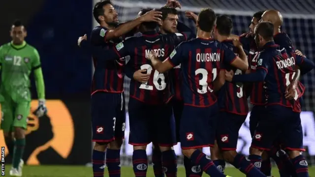 San Lorenzo's players celebrate