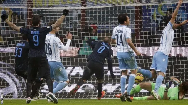 Rodrigo Palacio scores