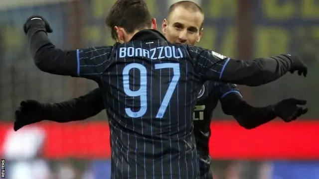 Rodrigo Palacio celebrates