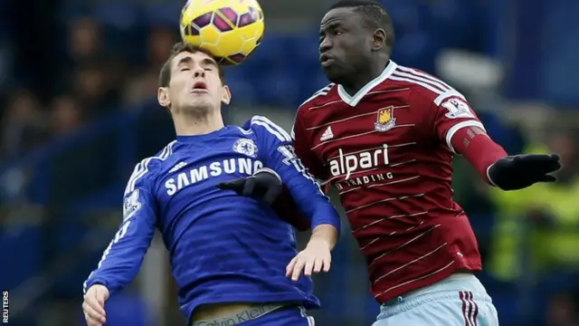 Chelsea's Oscar challenges for the ball