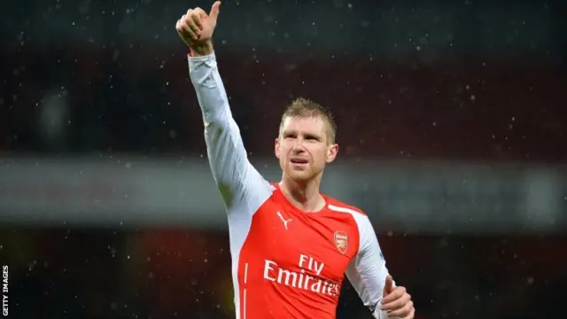 Per Mertesacker salutes the fans