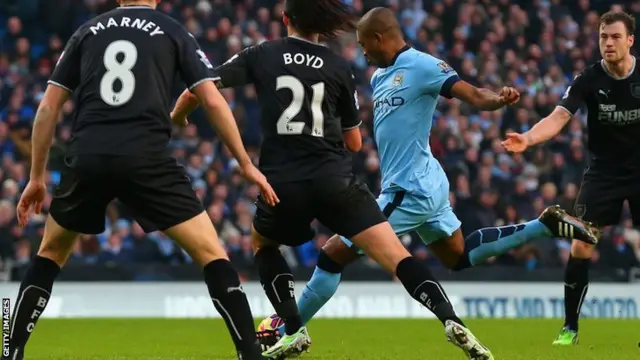 Fernandinho scores for Manchester City