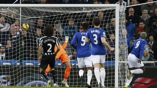 Arouna Kone scores for Everton