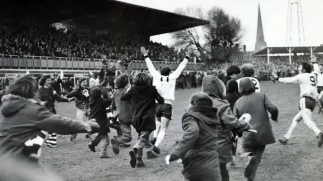 Ronnie Radford scores