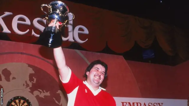 Phil Taylor with the 1990 World Championship trophy