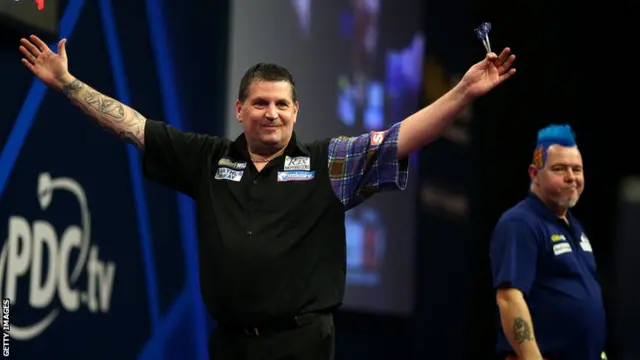 Gary Anderson watched on by Peter Wright