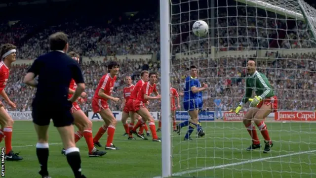 Lawrie Sanchez scores for Wimbledon