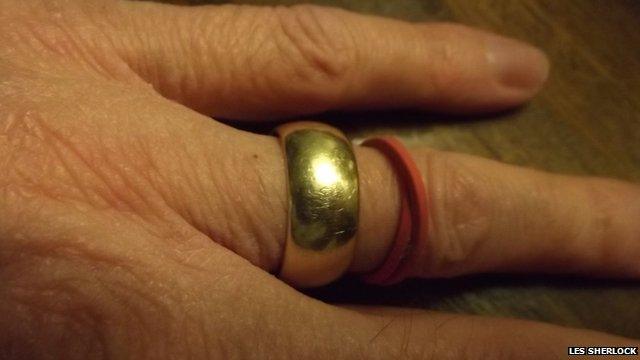 Les Sherlock's wedding ring