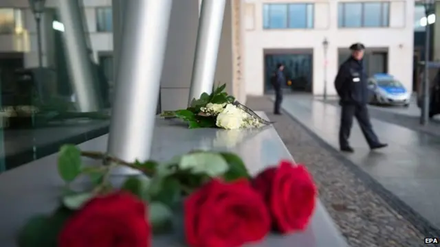 Roses are placed in front of the Embassy of France in the German capital Berlin, 07 January 2015, as a floral tribute to the victims of a shooting at the French satyrical magazine "Charlie Hebdo" in Paris