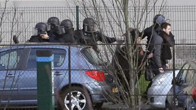 Police officers arrive at a hostage-taking situation at a kosher market, in Paris, 9 January 2015.