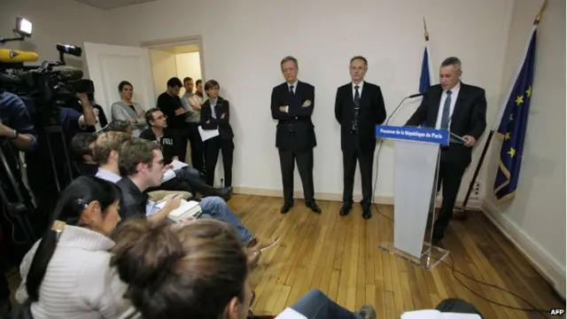 Paris prosecutor Francois Molins (R) holds a press conference on 9 January 2015 in Paris after an hostage-taking at a Jewish supermarket where four hostages were killed in eastern Paris