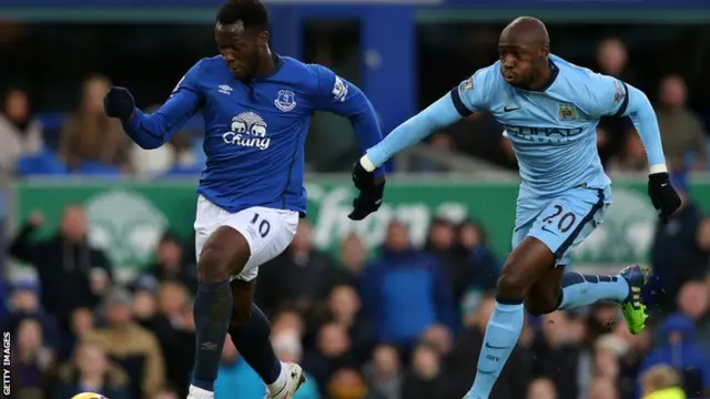 Lukaku chasing down the ball