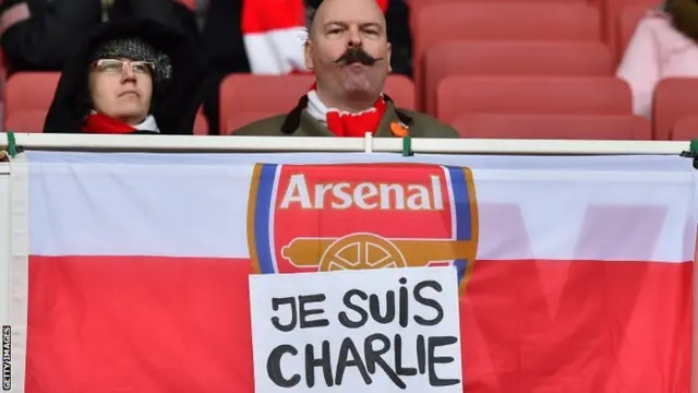 Arsenal fans with a 'Je suis Charlie' sign