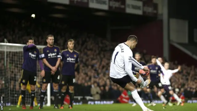 Kevin Mirallas scores for Everton