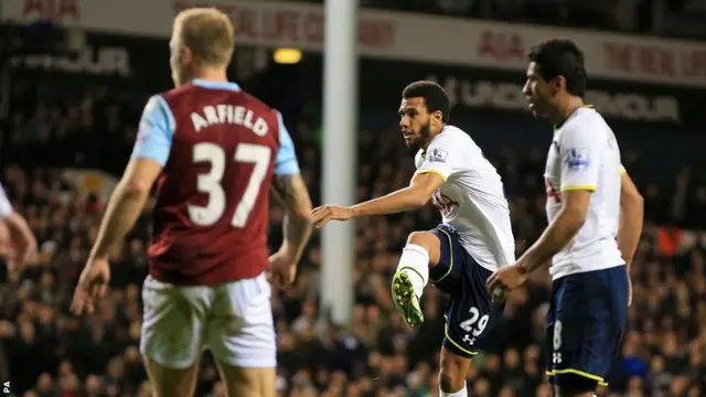 Etienne Capoue scores for Spurs