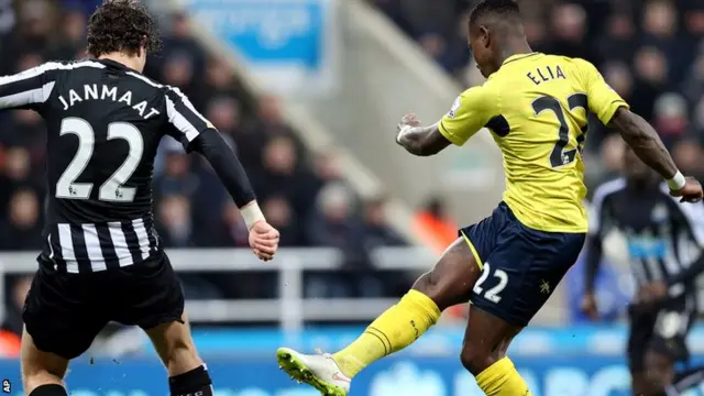 Eljero Elia scores his second goal for Southampton