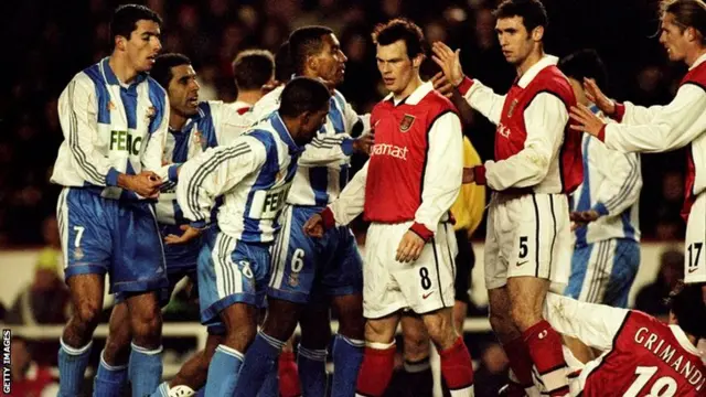 Deportivo and Arsenal players argue