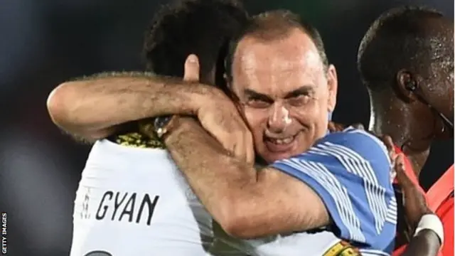 Asamoah Gyan hugs Avram Grant