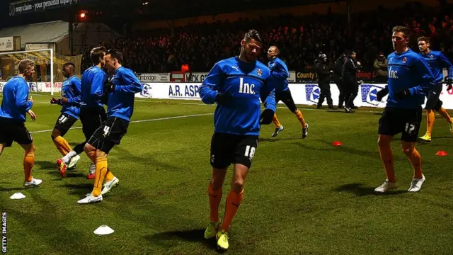 Cambridge United warm up